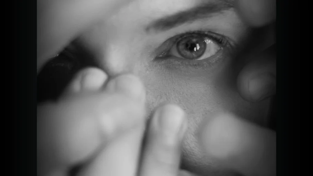 Pessoa introspectiva olhando pela janela, representando a repetição de dores emocionais e o desejo de compreensão psicanalítica