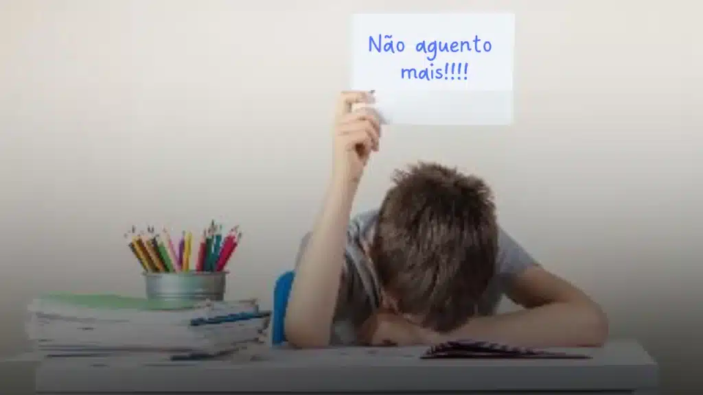 Jovem estudante sentado sozinho em sala de aula, com expressão de angústia, representando depressão e ansiedade
