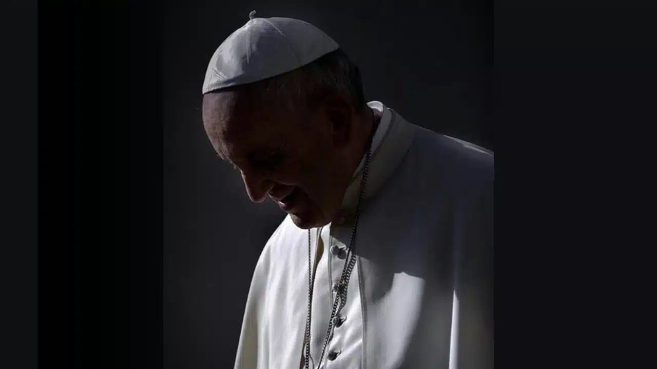 Como a morte do Papa Francisco afeta a saúde mental coletiva? Entenda o luto coletivo e o papel da psicologia diante dessa perda histórica.
