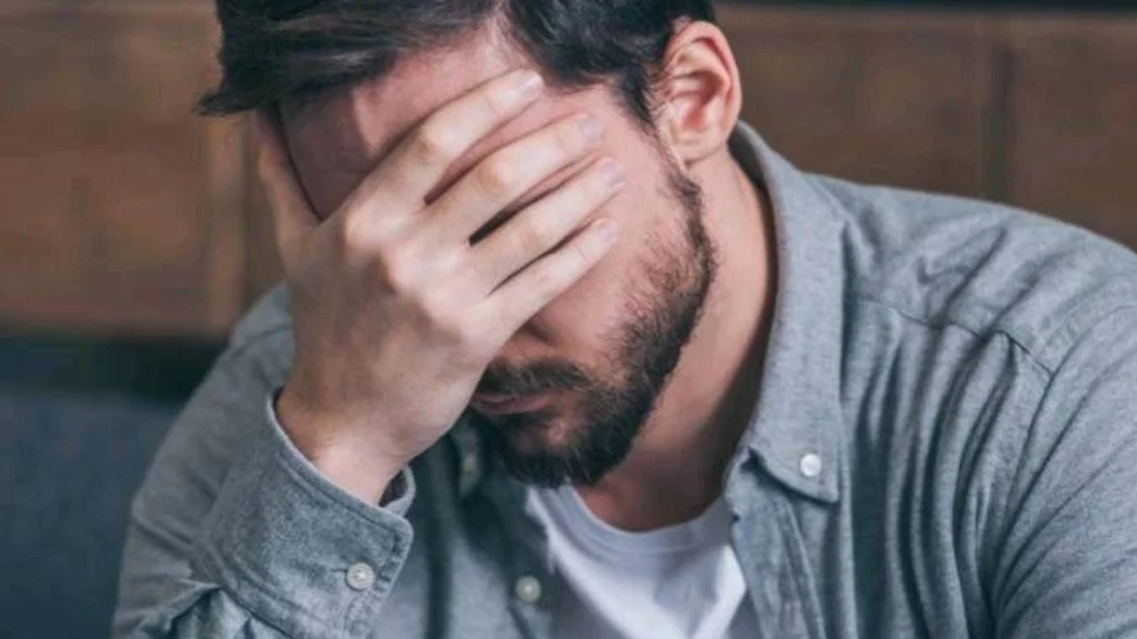 Pessoa refletindo sozinha em ambiente representando sintomas de diferentes tipos de depressão